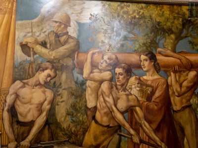 ...mentre alle loro spalle altri due soggetti trasportano a spalla il fusto di una colonna il cui capitello giace tra le braccia di una figura femminile sontuosamente vestita di rosso
